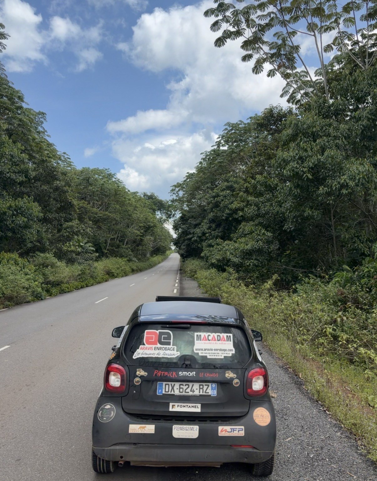 La Smart de Patrick le Chinois sur une route au cœur de la jungle africaine